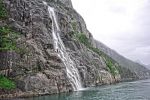 norvege_chute-eau-et-falaise_dans-le-fjord_en-navigation