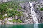 norvege_falaise-et-chute-eau_dans-le-fjord_en-navigation